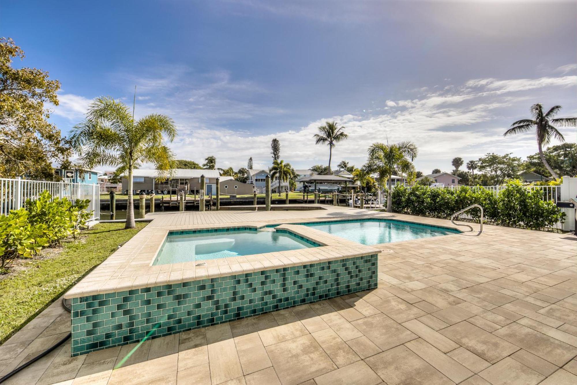 Waterfront - Nestled On The Bay, Heated Pool And Spa - Tidewater - Roelens Villa Fort Myers Beach Exterior photo